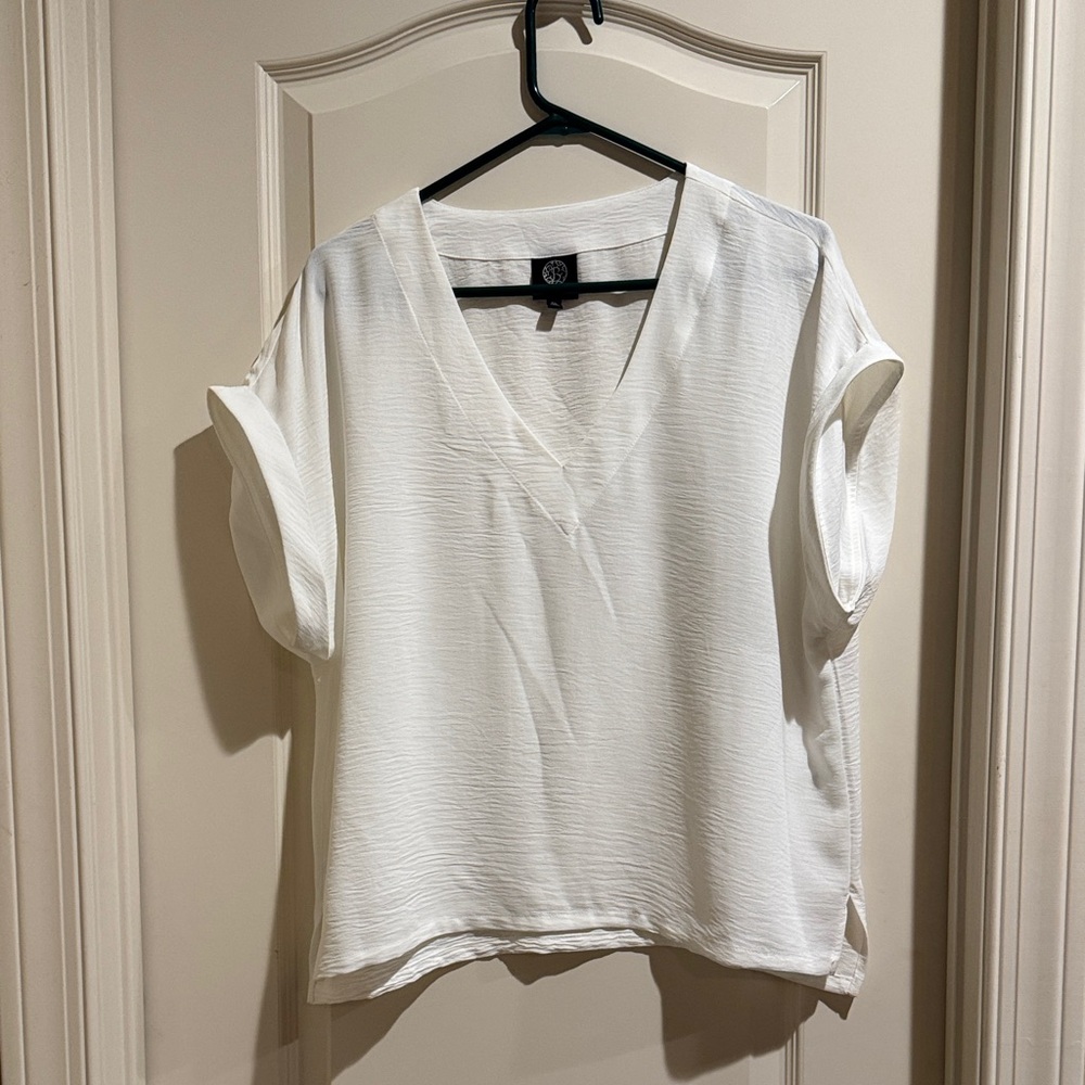 Bobeau Classic White V-Neck Blouse